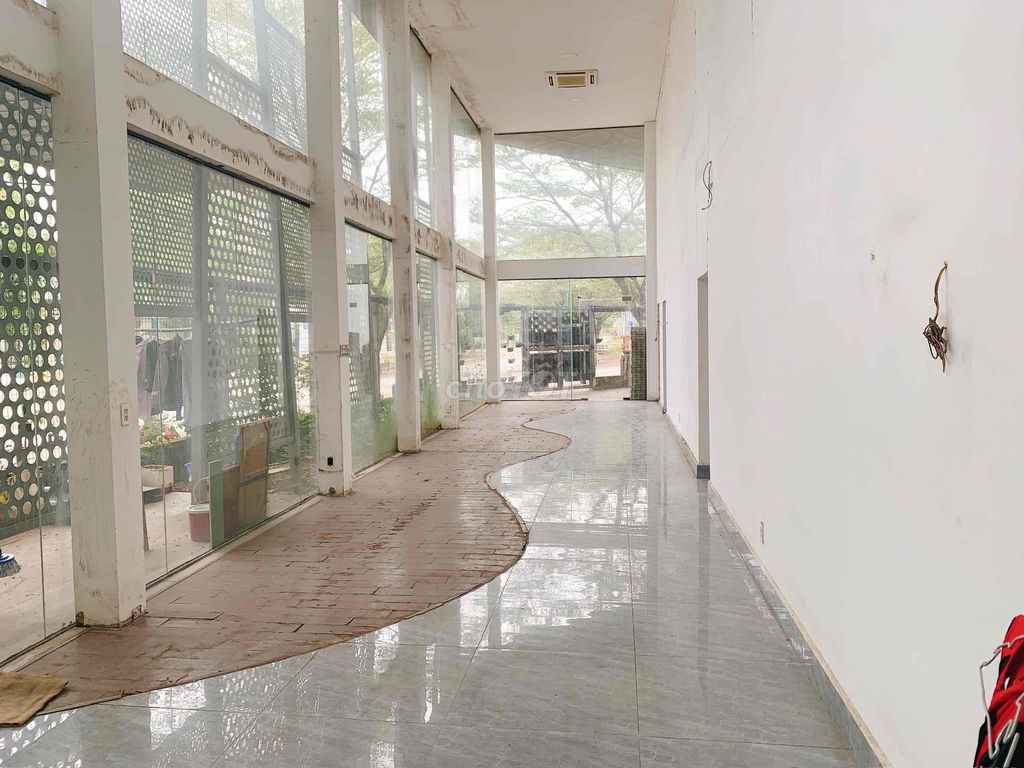 Showroom 2 front Đỗ Xuân Hợp - face the main gate global City