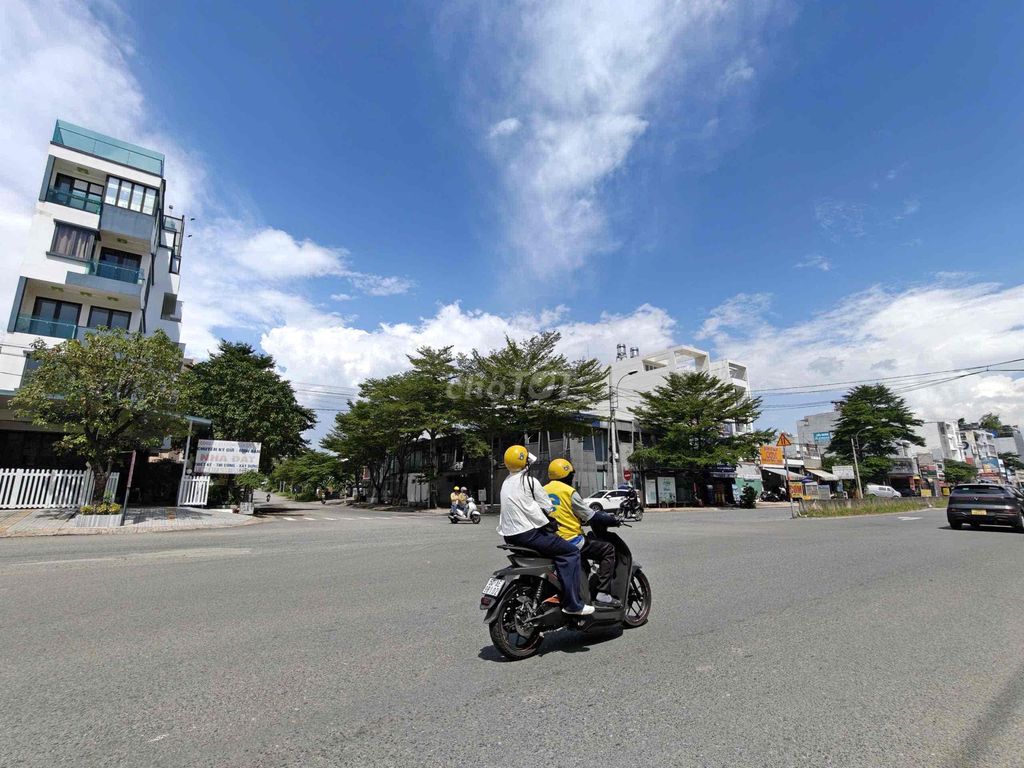 Showroom 2 front Đỗ Xuân Hợp - face the main gate global City
