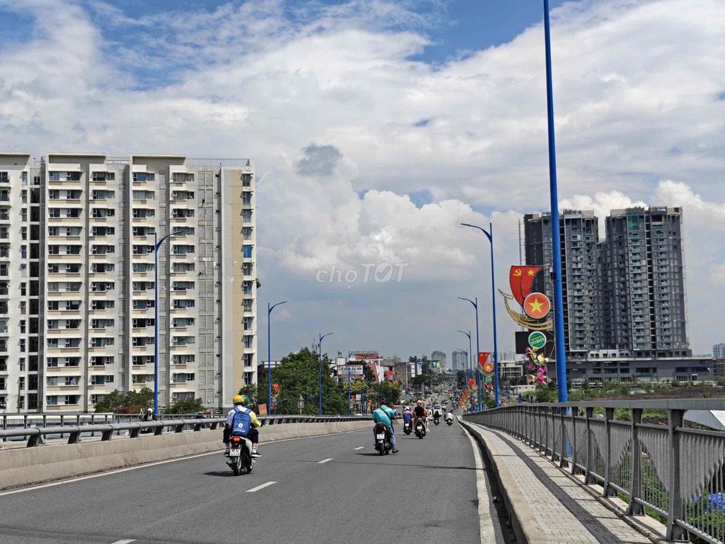 Showroom 2 front Đỗ Xuân Hợp - face the main gate global City