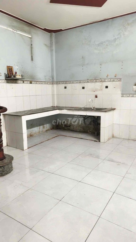 Rent a cash house with 26 known embolics near the clean market.