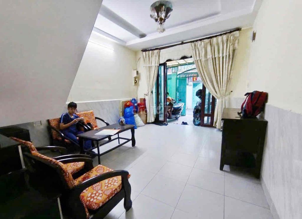 A large home. The real picture and video are 100%. Carway alley