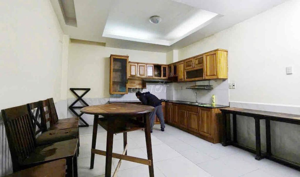 A large home. The real picture and video are 100%. Carway alley