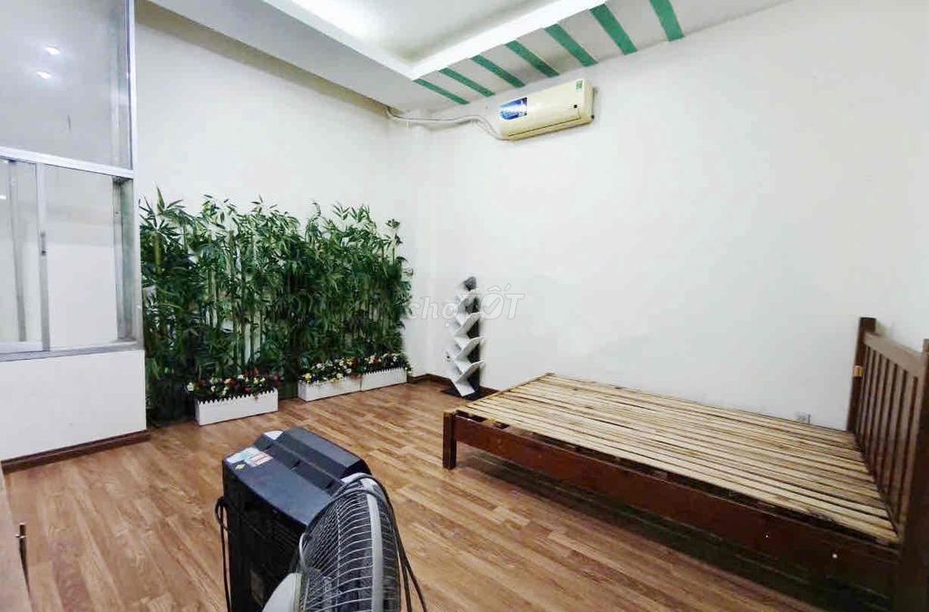 A large home. The real picture and video are 100%. Carway alley