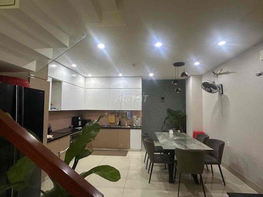 Three-story 5x18 in front of the full-intubs 50 meters from Lê Thị Riêng.