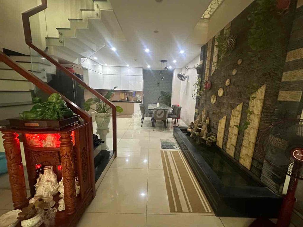 Three-story 5x18 in front of the full-intubs 50 meters from Lê Thị Riêng.