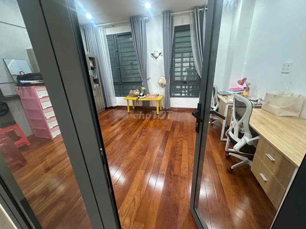 Three-story 5x18 in front of the full-intubs 50 meters from Lê Thị Riêng.