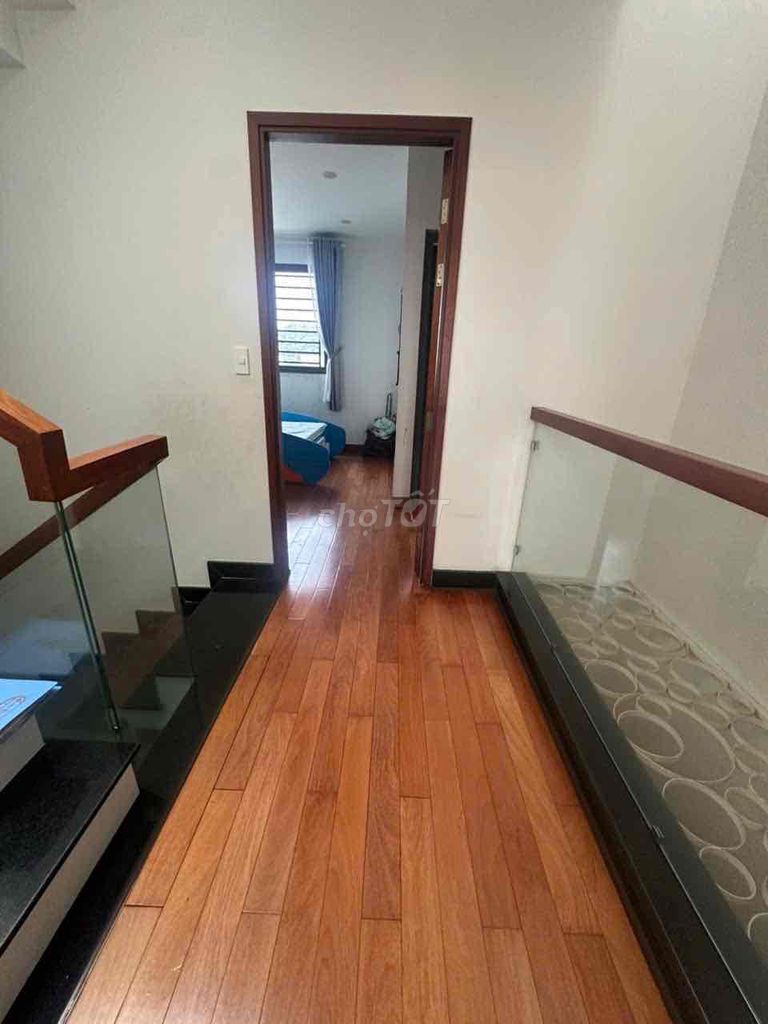 Three-story 5x18 in front of the full-intubs 50 meters from Lê Thị Riêng.