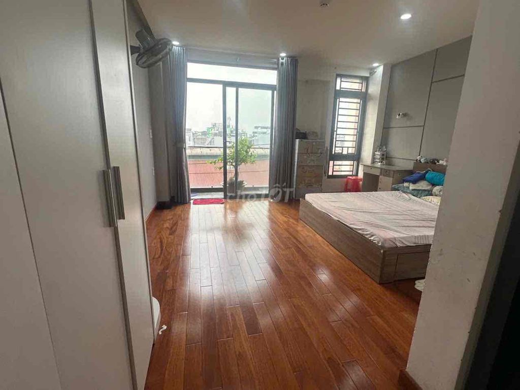 Three-story 5x18 in front of the full-intubs 50 meters from Lê Thị Riêng.