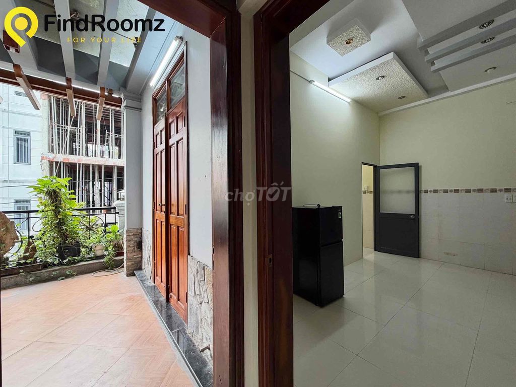 The three bedrooms are full of big balconies right here in Lê Văn Thọ.