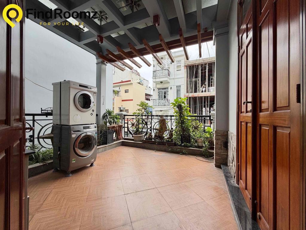 The three bedrooms are full of big balconies right here in Lê Văn Thọ.