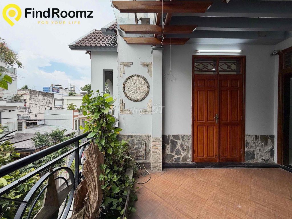 The three bedrooms are full of big balconies right here in Lê Văn Thọ.