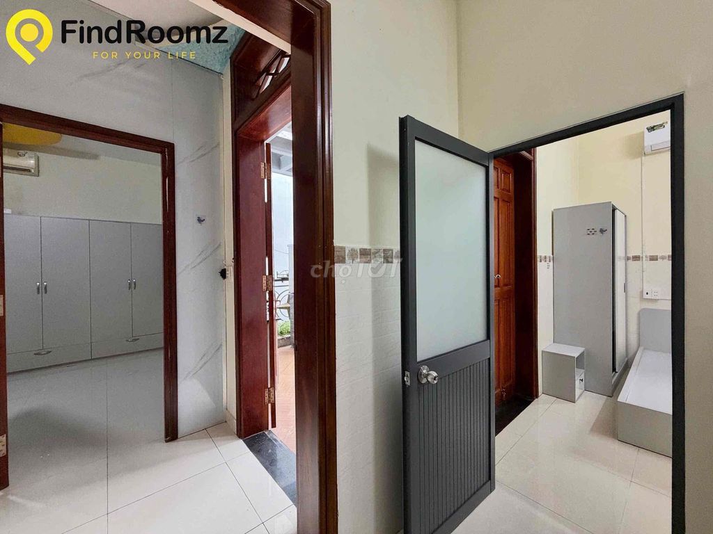 The three bedrooms are full of big balconies right here in Lê Văn Thọ.