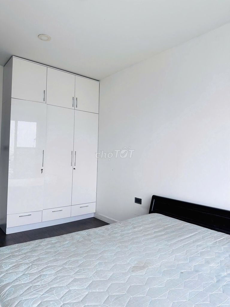 Rent a three-room Sai Gon Royal - 114 m Full interior, home 35 million a month.