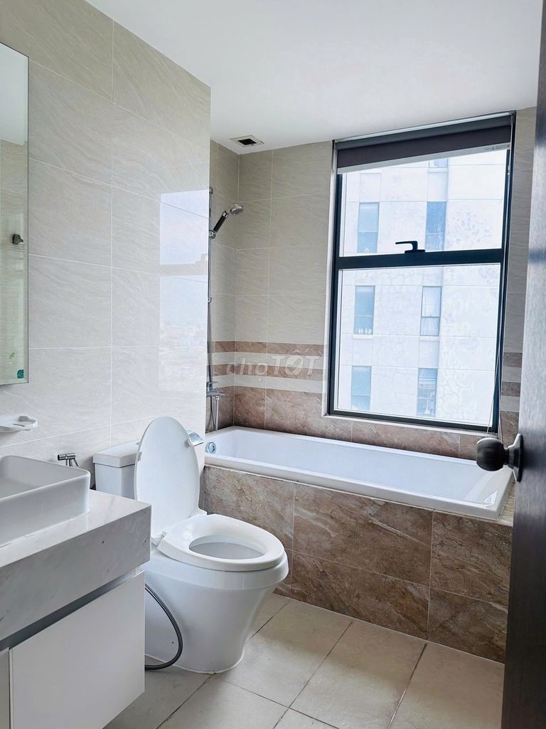 Rent a three-room Sai Gon Royal - 114 m Full interior, home 35 million a month.