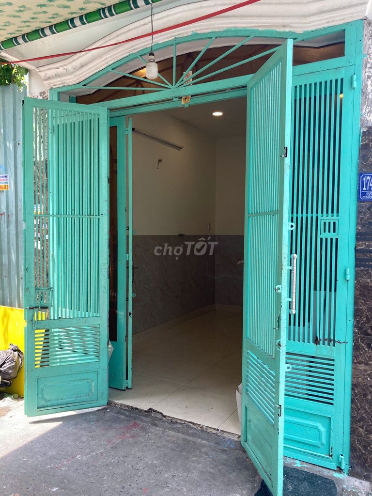 It's the owner who rents the original house of the Walley Lê Văn Lương alley.
