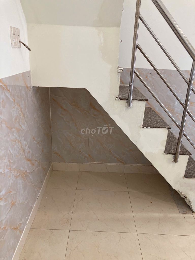 It's the owner who rents the original house of the Walley Lê Văn Lương alley.