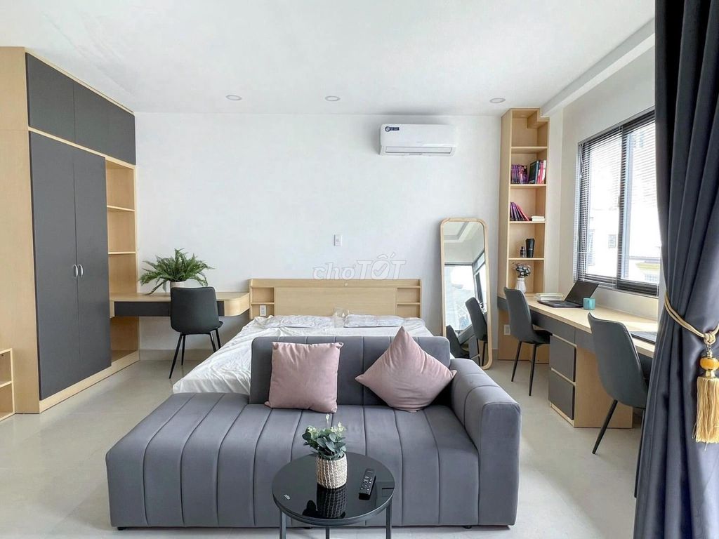 The balcony studio + the super-smooth window, the full interior right next to the Gypmall