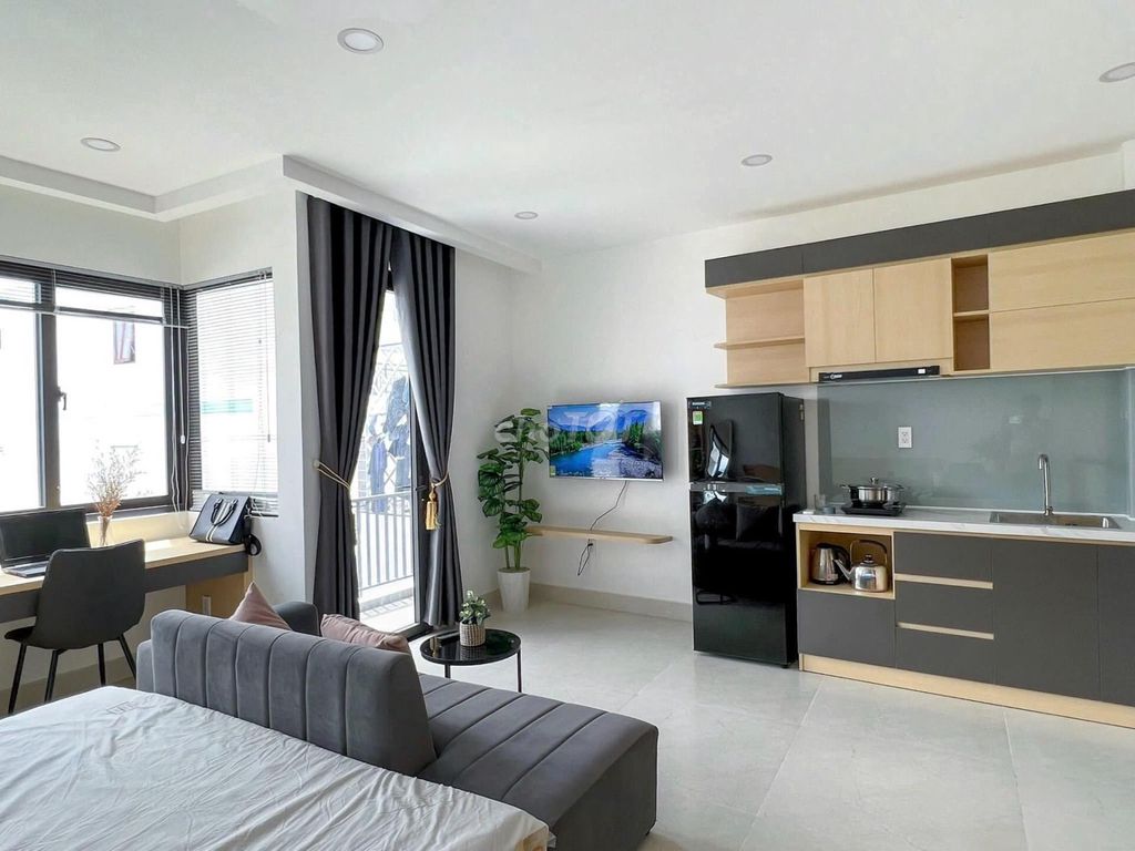 The balcony studio + the super-smooth window, the full interior right next to the Gypmall