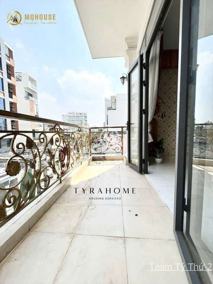 The super-split balcony studio at the center of Bình Thạnh