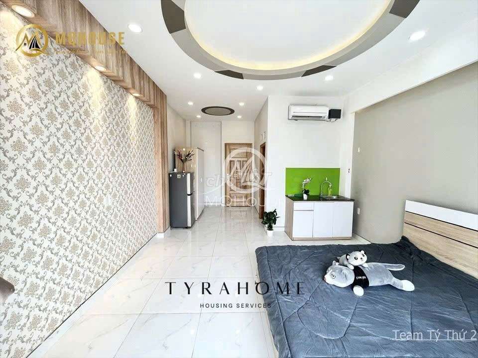 The super-split balcony studio at the center of Bình Thạnh