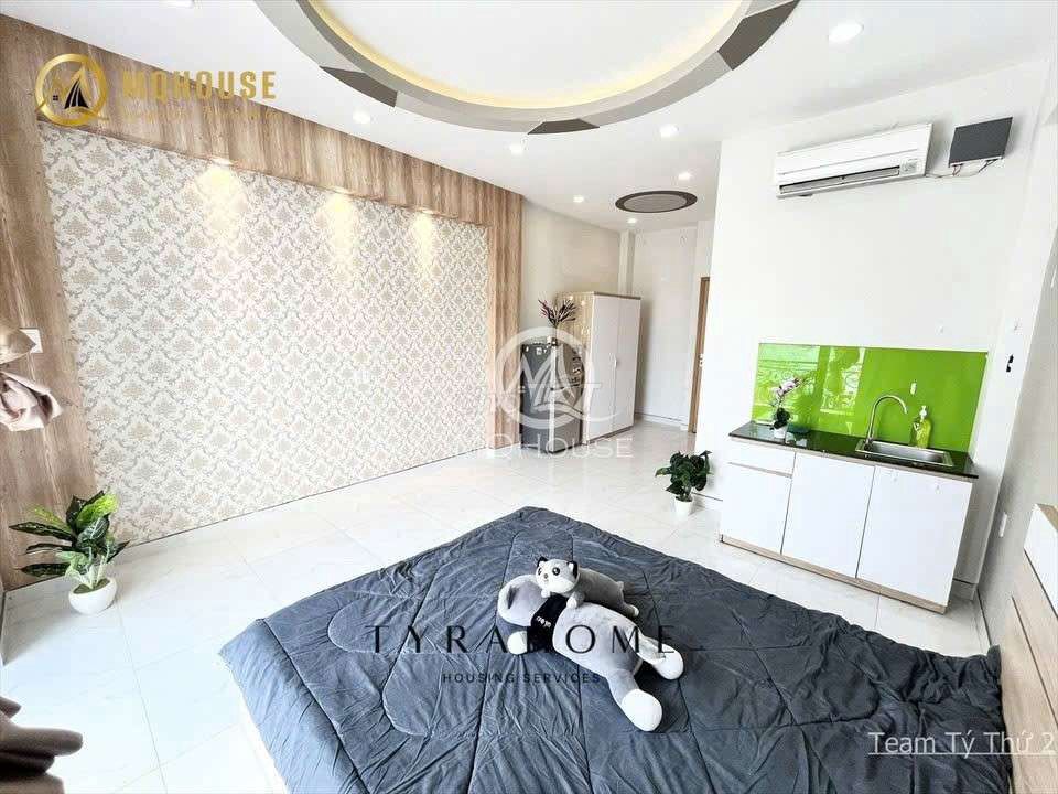 The super-split balcony studio at the center of Bình Thạnh