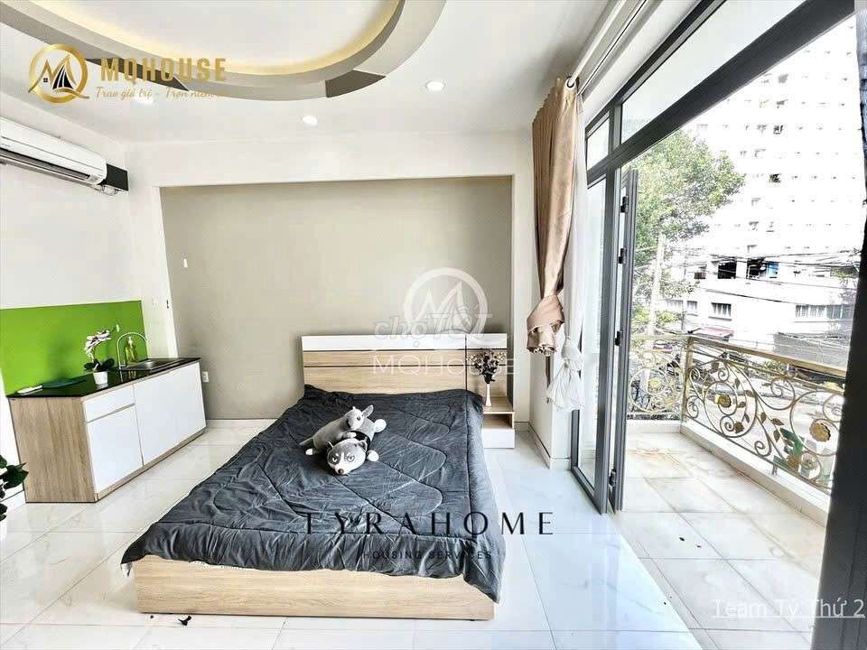 The super-split balcony studio at the center of Bình Thạnh