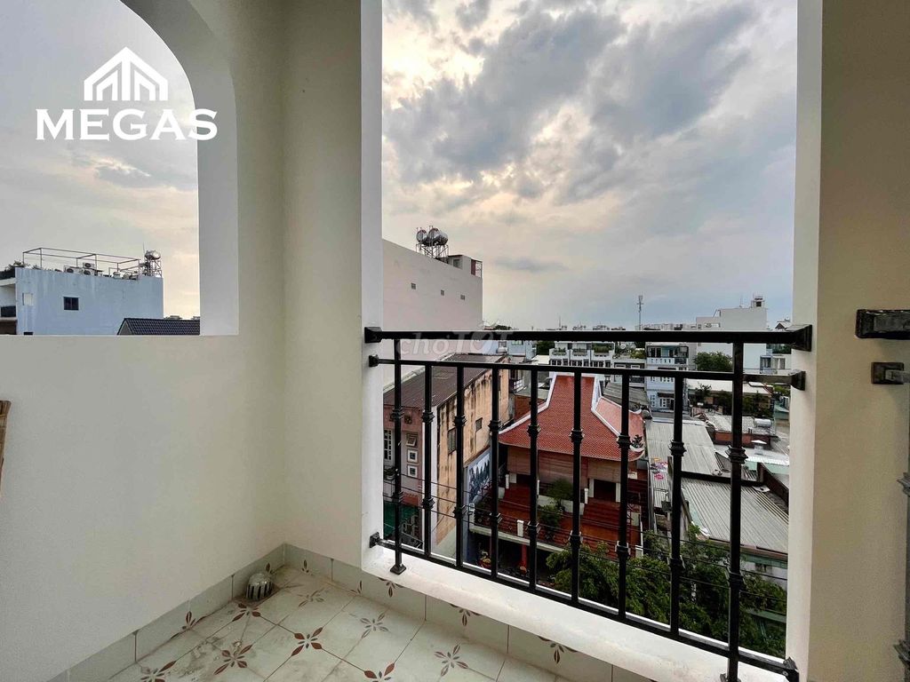 Rent the apartment of the balcony balconies. Full interior.