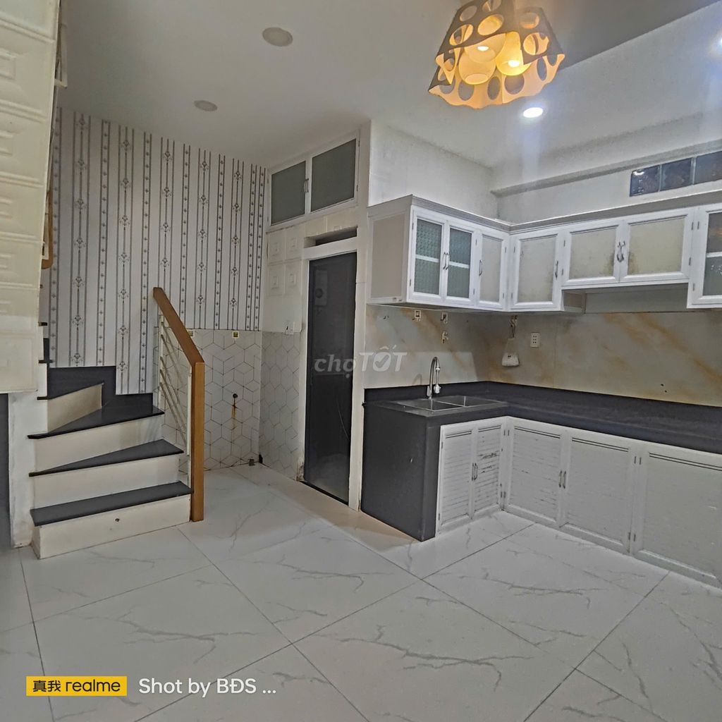 Rent three bedrooms near the square market, Thủ Đức