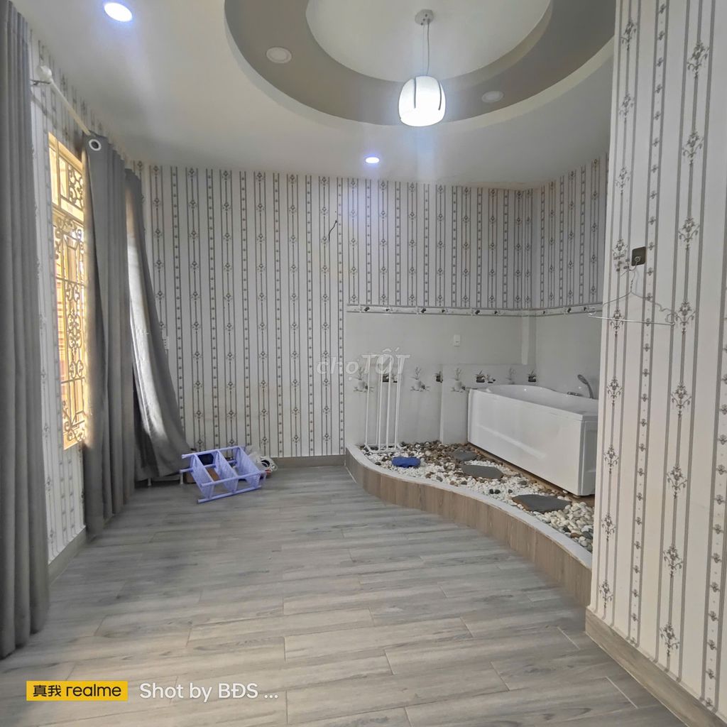 Rent three bedrooms near the square market, Thủ Đức