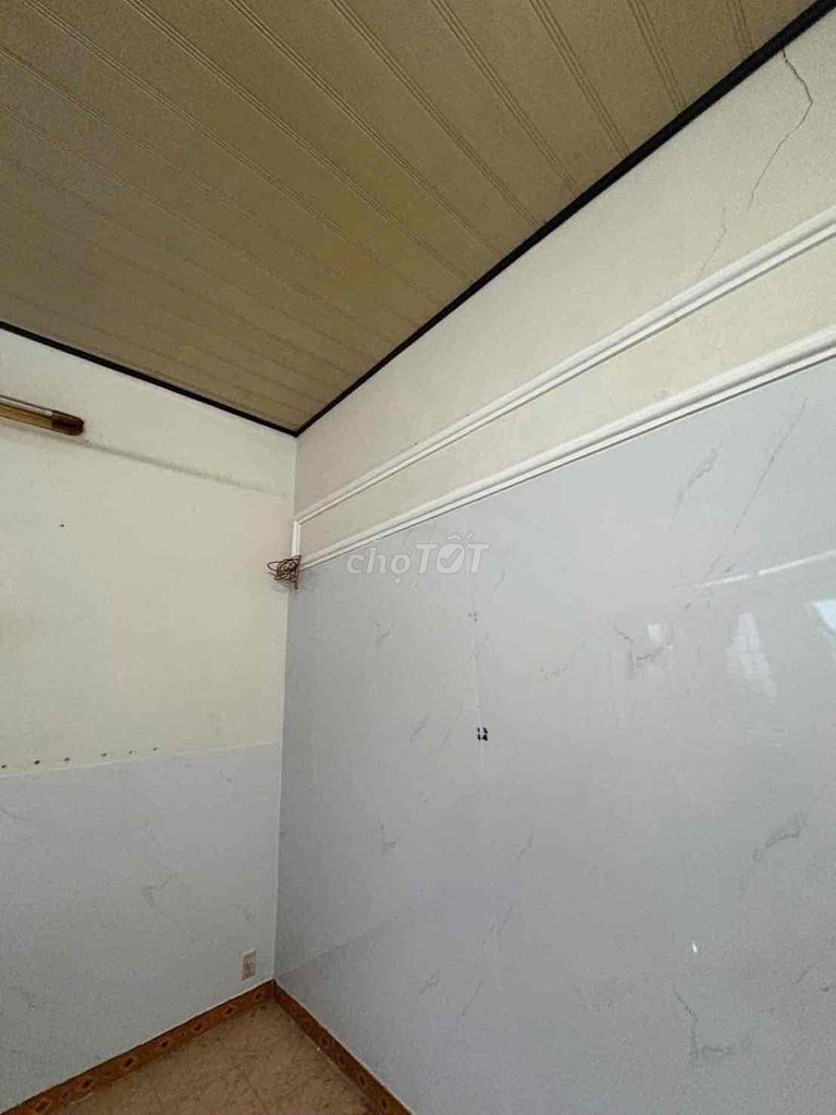 Rent Hoàng Hữu Nam 2 bedrooms. A toilet cost 6 million near the tumor.