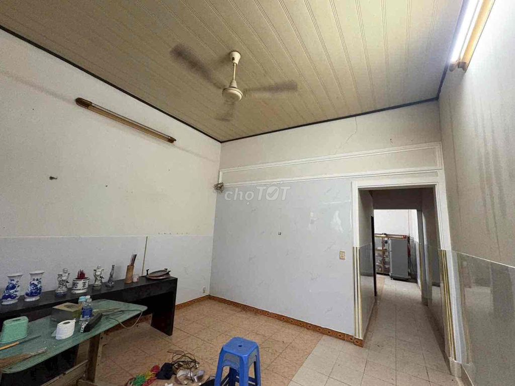 Rent Hoàng Hữu Nam 2 bedrooms. A toilet cost 6 million near the tumor.