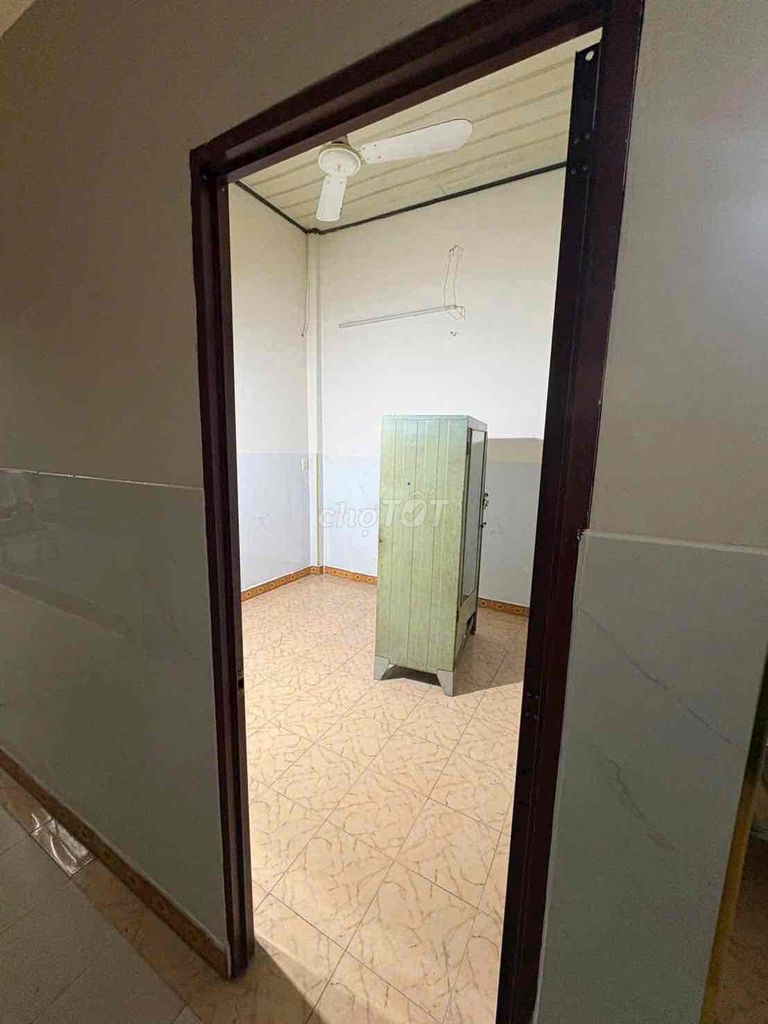 Rent Hoàng Hữu Nam 2 bedrooms. A toilet cost 6 million near the tumor.