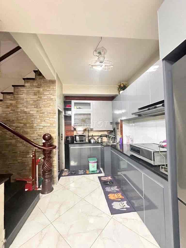 6 m x 18 m (880 m2). Three bedrooms, three toilets. There's three stories, a large living room, kitchen. S