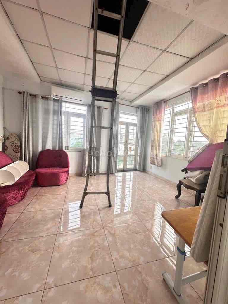 6 m x 18 m (880 m2). Three bedrooms, three toilets. There's three stories, a large living room, kitchen. S