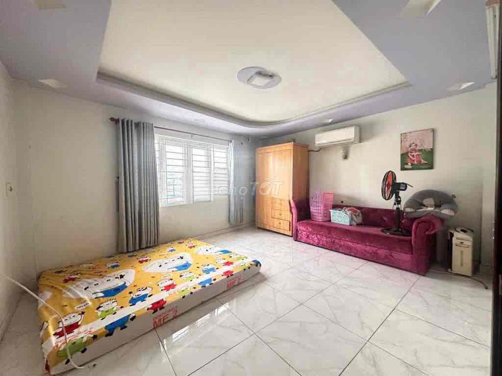6 m x 18 m (880 m2). Three bedrooms, three toilets. There's three stories, a large living room, kitchen. S