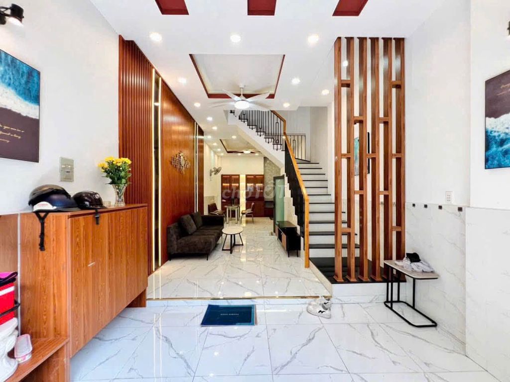 Rent a three-story apartment. Nice Trần Thị Hè. 12th.