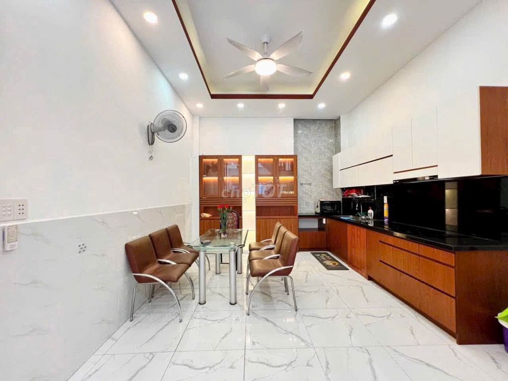 Rent a three-story apartment. Nice Trần Thị Hè. 12th.