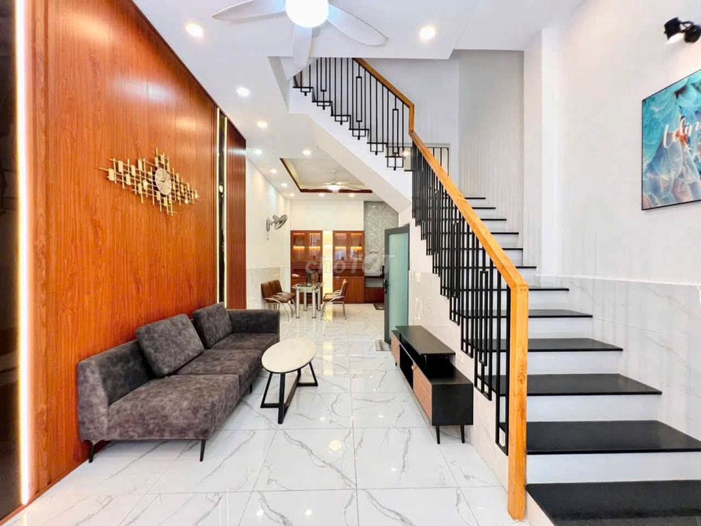 Rent a three-story apartment. Nice Trần Thị Hè. 12th.
