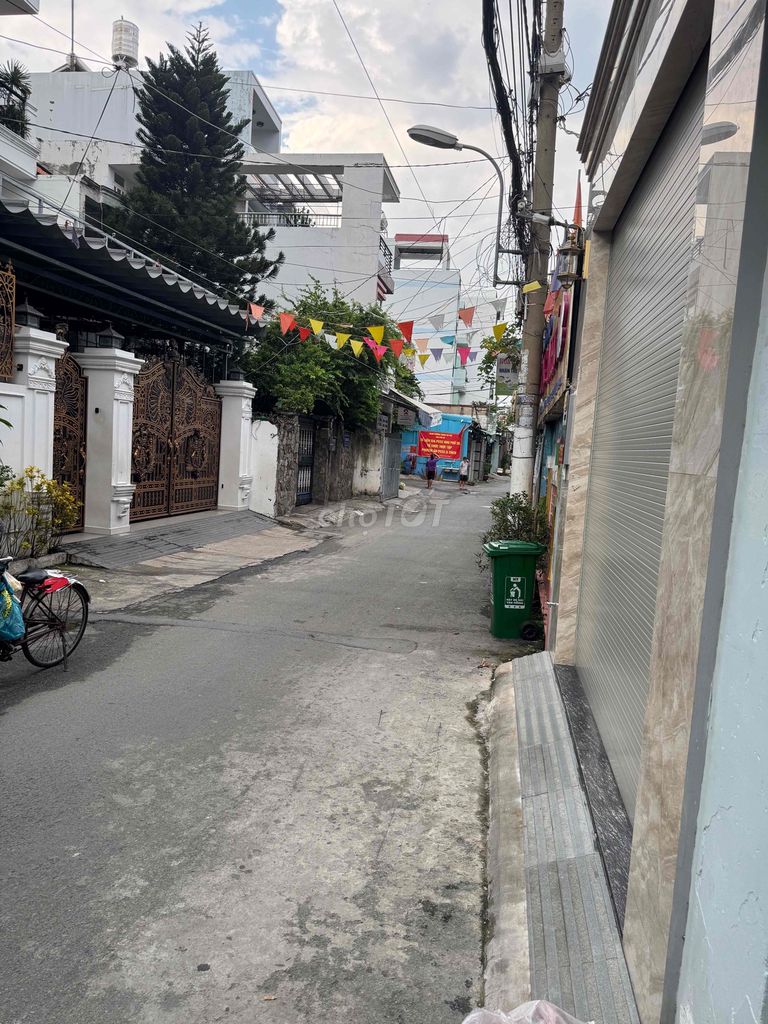 We'll rent an alley house.
