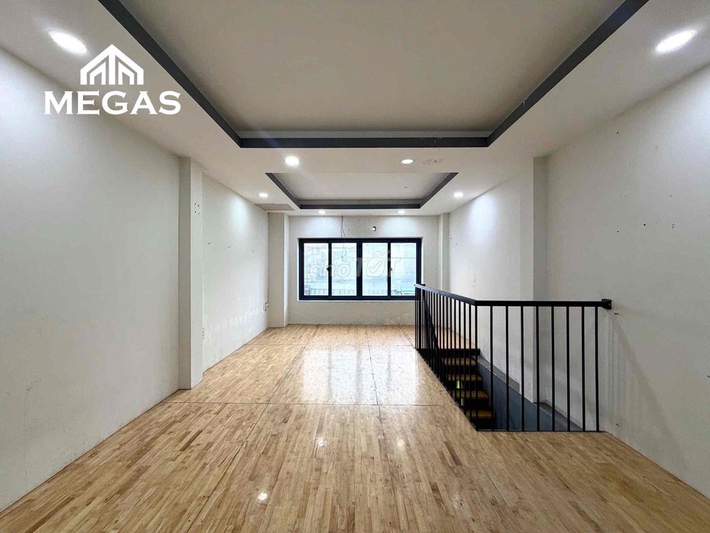 Rent the entire apartment 1 st floor - large yard, furniture.