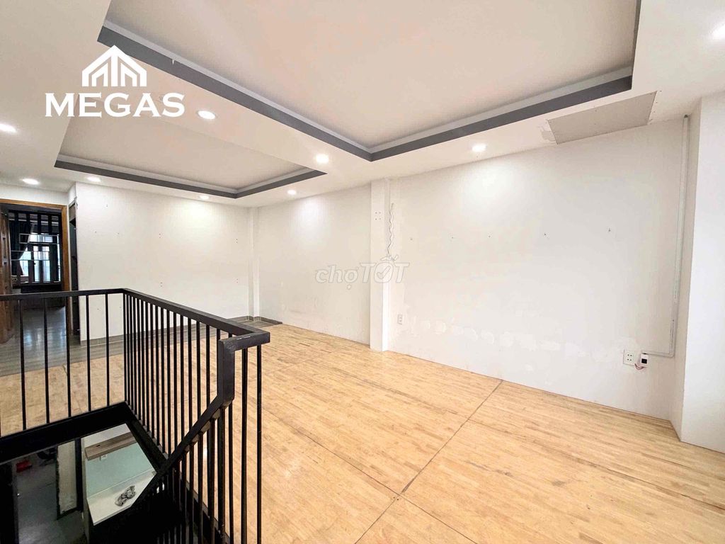 Rent the entire apartment 1 st floor - large yard, furniture.
