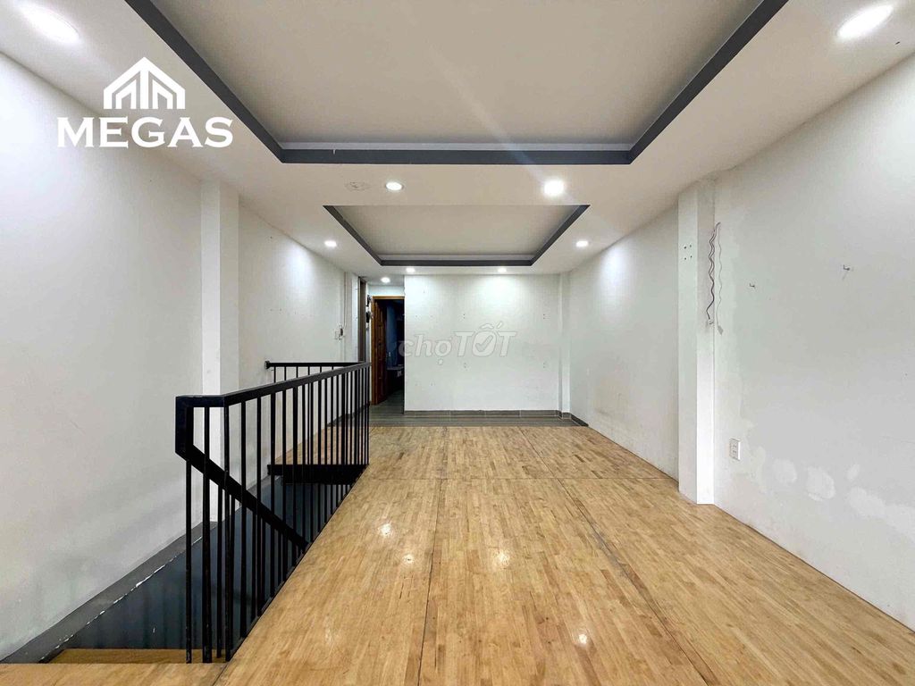 Rent the entire apartment 1 st floor - large yard, furniture.