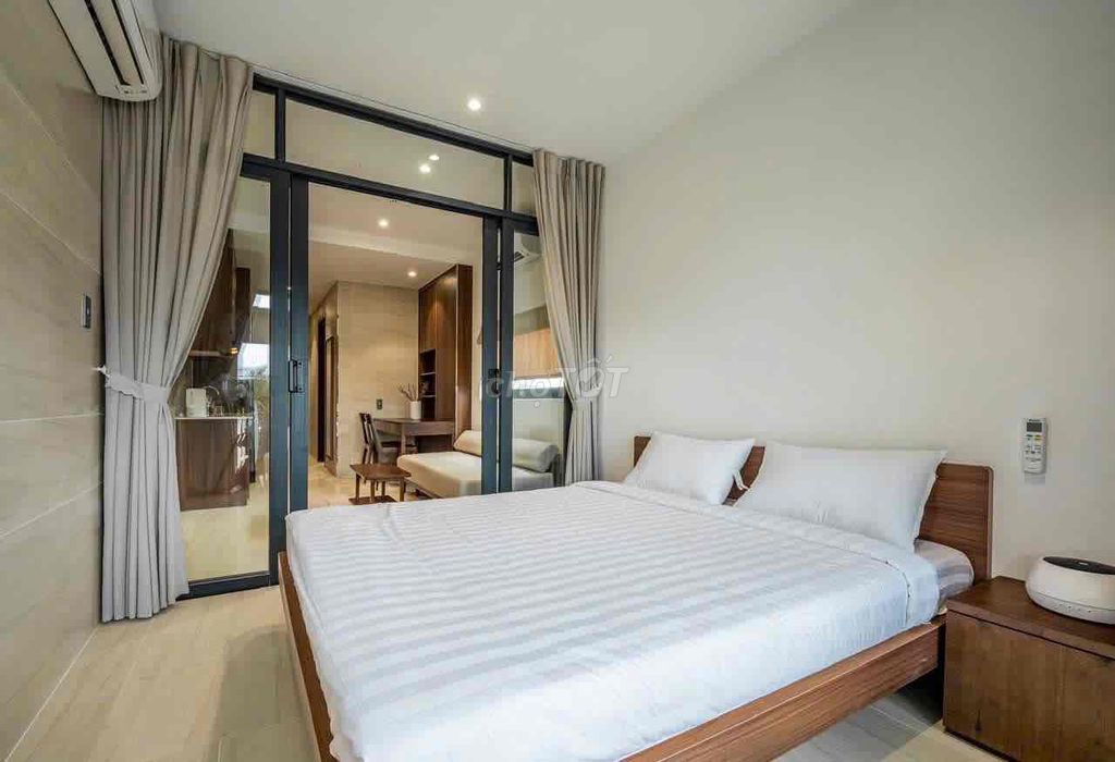 Warm woodhouse, high-end furniture. A Great Public Bedroom.