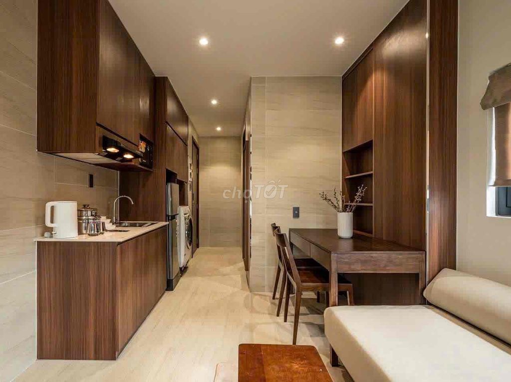 Warm woodhouse, high-end furniture. A Great Public Bedroom.