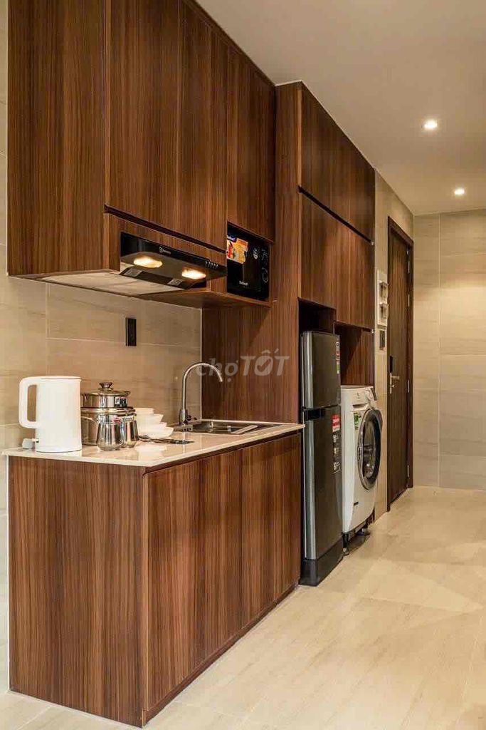 Warm woodhouse, high-end furniture. A Great Public Bedroom.