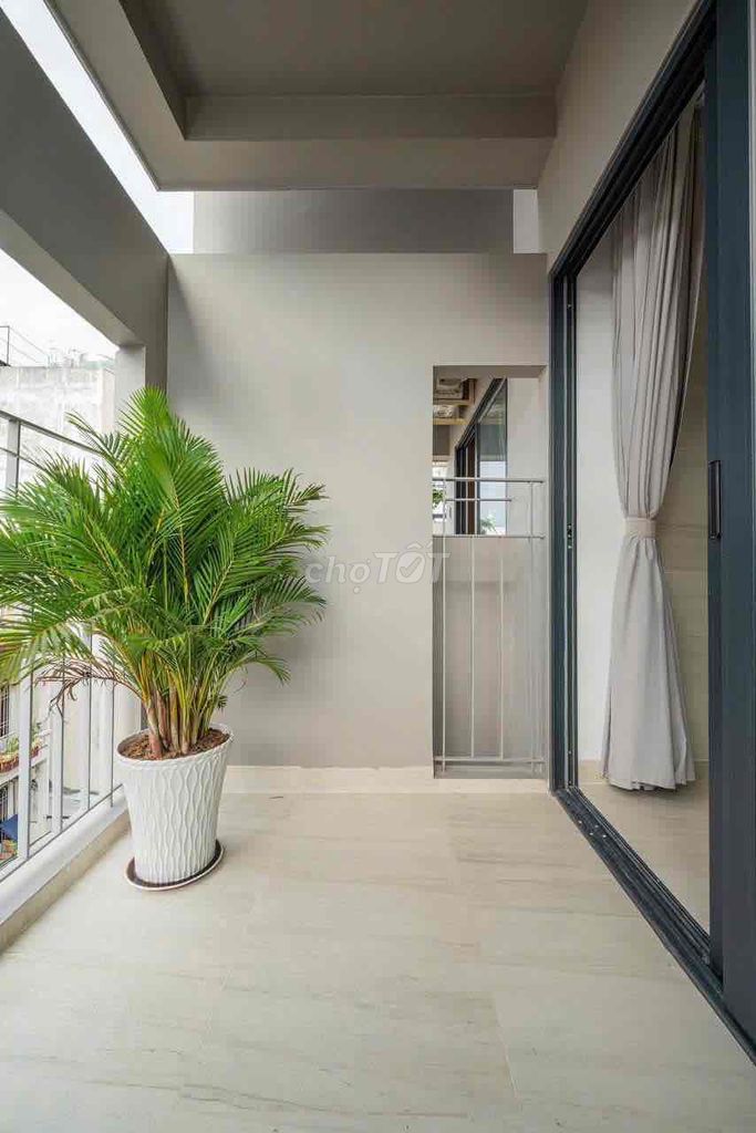 Warm woodhouse, high-end furniture. A Great Public Bedroom.
