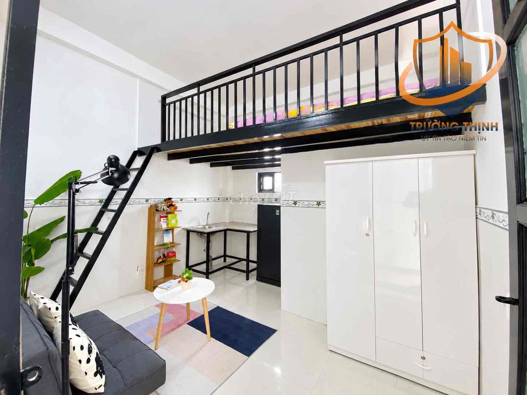Rent the House of Seven near the University of Public Trade.