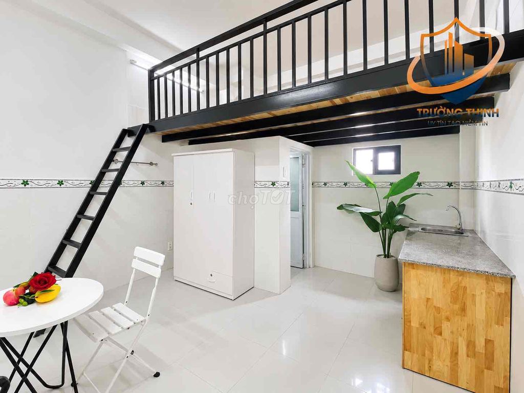 Rent the House of Seven near the University of Public Trade.