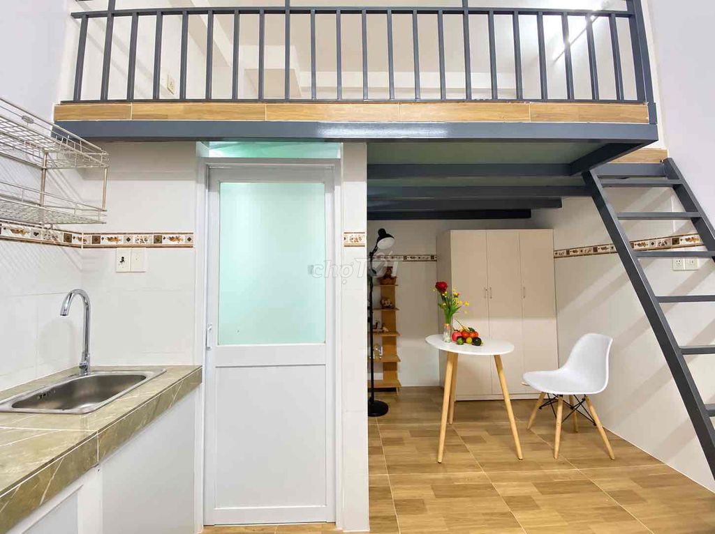 Rent the House of Seven near the University of Public Trade.