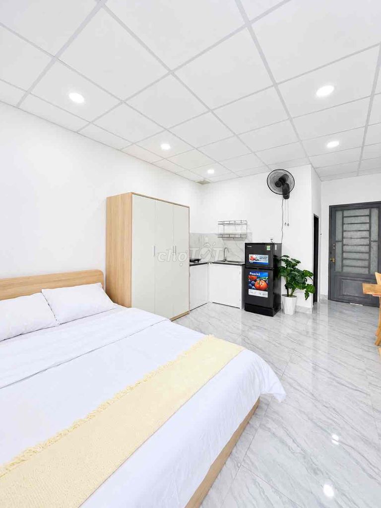 Rent the service apartment-- balcony, 35 meters wide, Quang Trung.